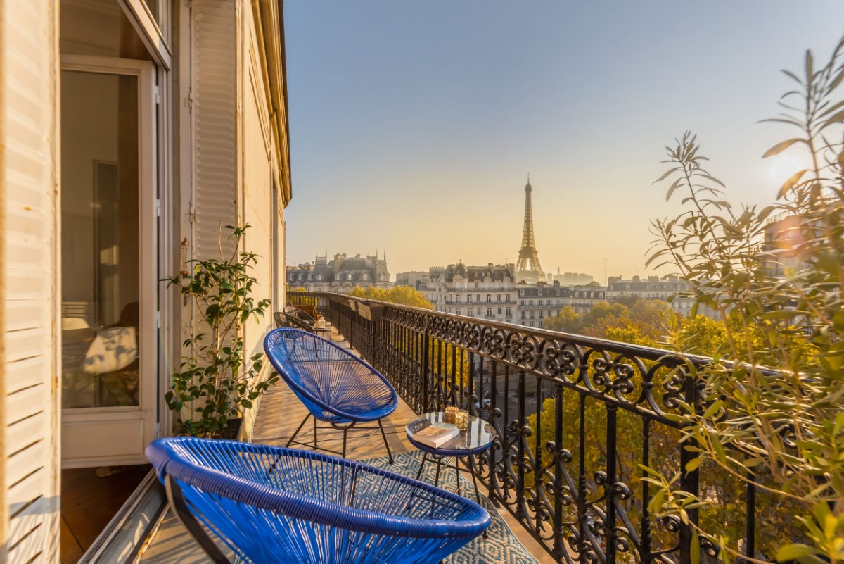 À Paris, cette hausse atteint même 15 % pour les terrasses avec vue dégagée.